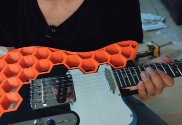 Elektrická kytara z 3D tiskárny. Bude vlastně fungovat?