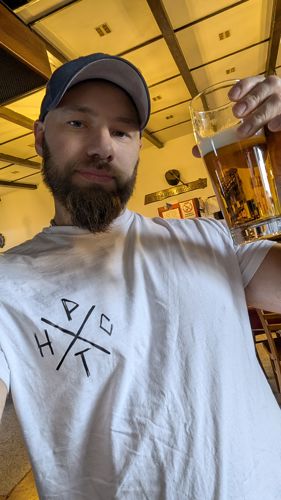 Hledá se bubeník-druhý kytarista(zpěvák ) .