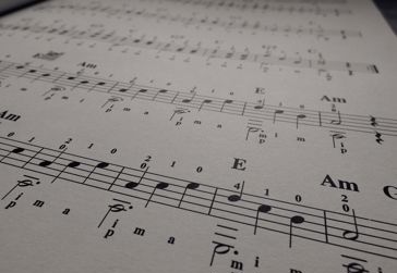 Akordy B a H – proč je zahraniční muzikanti zapisují jinak?